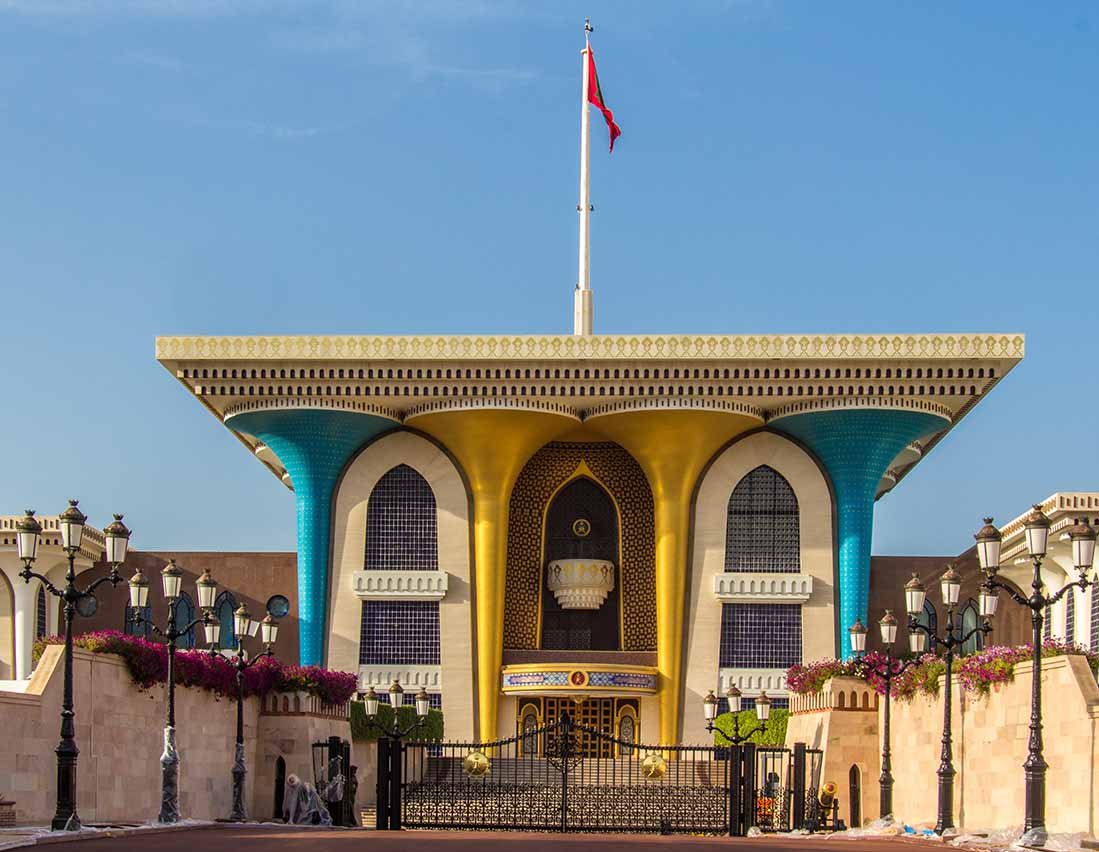 Le iconiche colonne blu e oro del Palazzo Reale di Al Alam a Mascate, la residenza cerimoniale del Sultano dell'Oman.