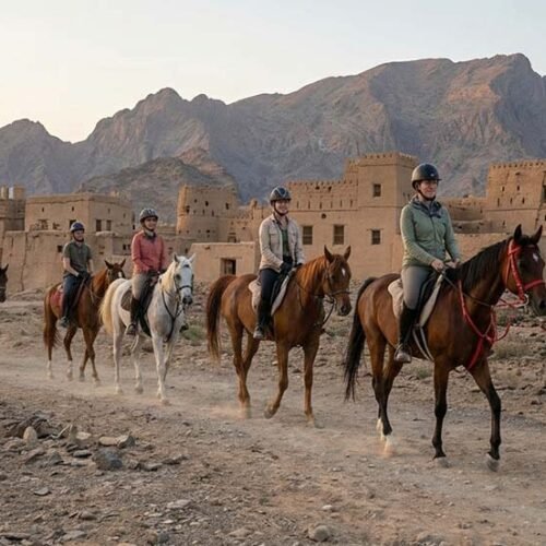 Un'escursione a cavallo tra i palmeti e le antiche rovine in fango della città storica di Al Hamra, Oman