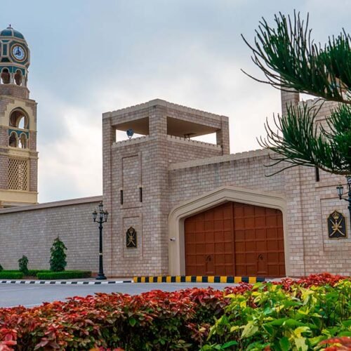 I dettagli architettonici tradizionali e le mura fortificate dell'Al Hosn Palace, lo storico palazzo reale sul lungomare di Salalah, Oman.