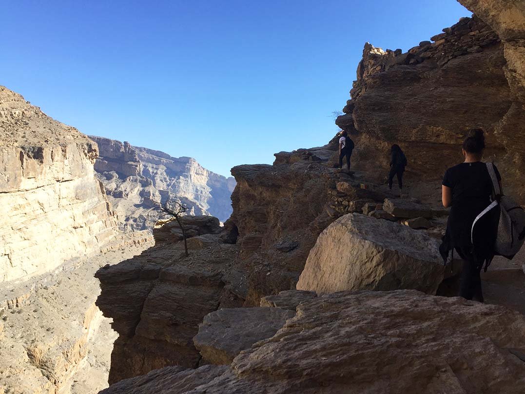 Escursionisti sul Balcony Walk sul Jebel Shams