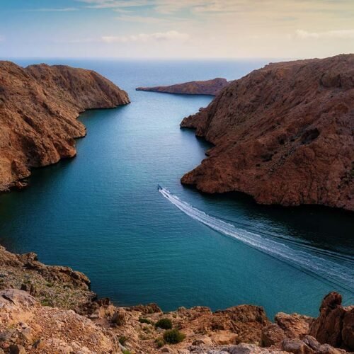 Vista aerea panoramica sui fiordi, le lagune turchesi e le formazioni rocciose di Bandar Al Khairan, Oman