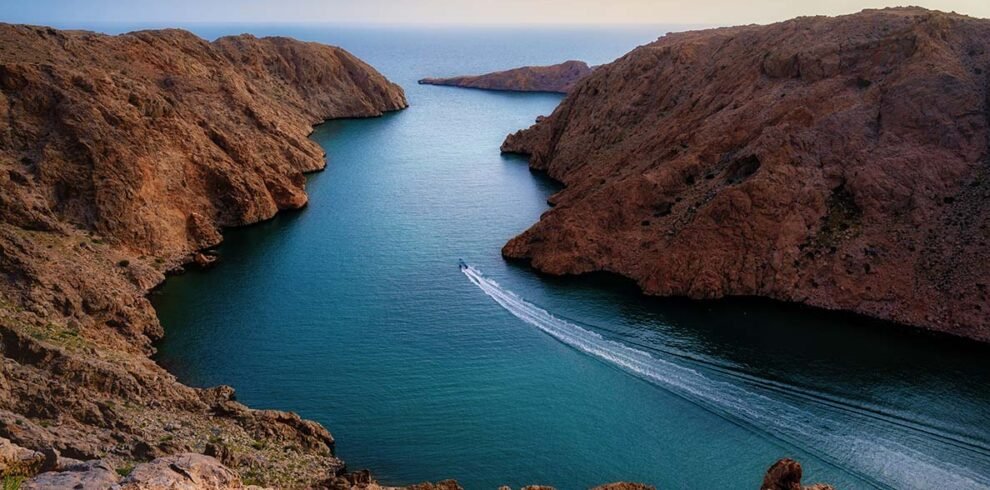 Vista aerea panoramica sui fiordi, le lagune turchesi e le formazioni rocciose di Bandar Al Khairan, Oman