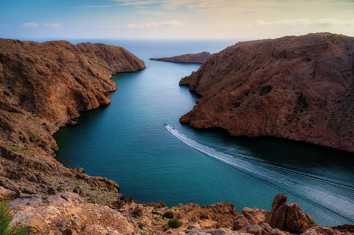 Vista aerea panoramica sui fiordi, le lagune turchesi e le formazioni rocciose di Bandar Al Khairan, Oman
