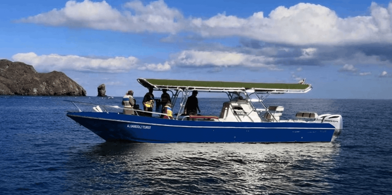 Un'escursione di pesca d'altura a bordo di una barca privata nelle profonde acque dell'Oceano, Oman