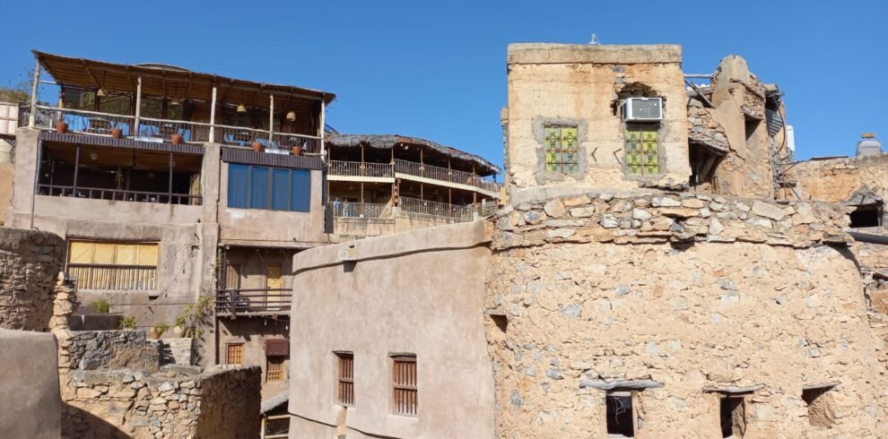 La bellezza senza tempo di Misfat Al Abriyeen: una piacevole escursione privata a piedi tra le oasi di montagna con Black Dove Holidays.