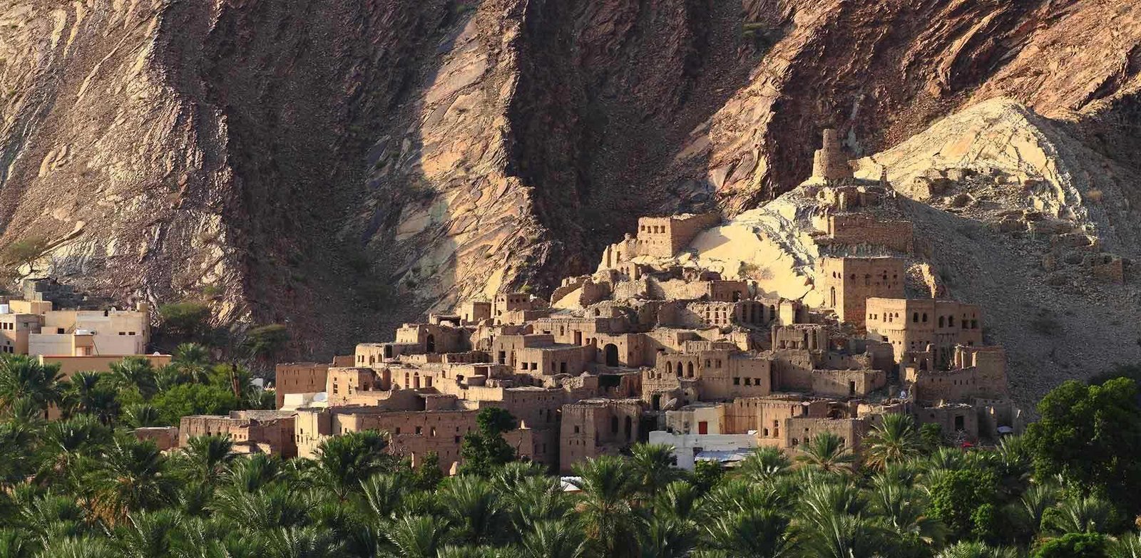Un sentiero escursionistico che attraversa i remoti villaggi in pietra e i terrazzamenti agricoli della montagna di Jebel Akhdar, Oman