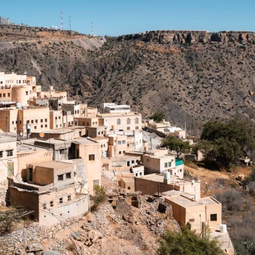 La bellezza autentica di Jebel Akhdar: un'escursione privata a piedi tra gli antichi villaggi di montagna con l'eccellenza di Black Dove Holidays.