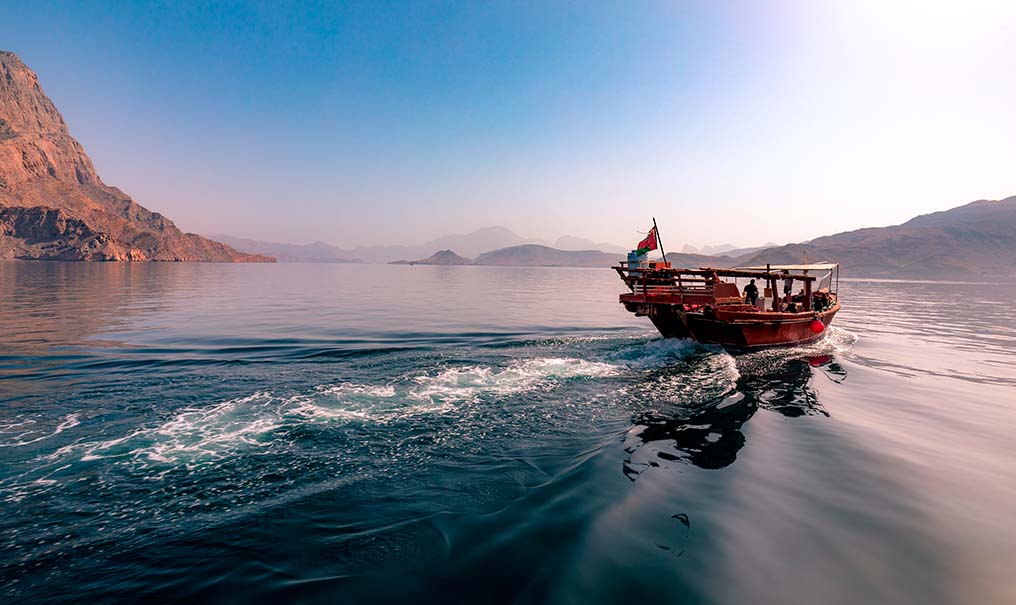 Crociera in dhow tradizionale lungo i fiordi del Musandam, Oman