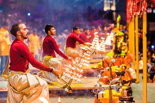 La suggestiva cerimonia spirituale del Ganga Aarti a Varanasi lungo il fiume Gange, un'esperienza culturale esclusiva in India