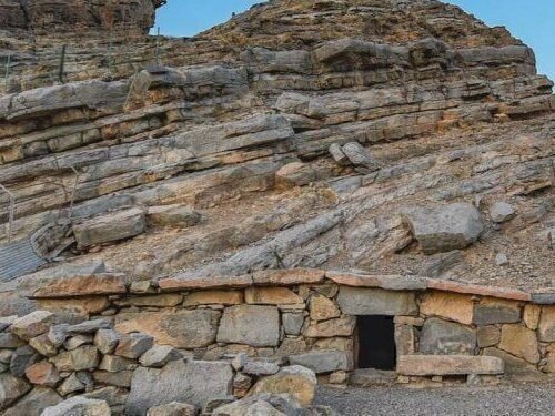 La spettacolare strada sterrata che si snoda tra le vette rocciose del Jebel Harim, la montagna più alta del Musandam, Oman.