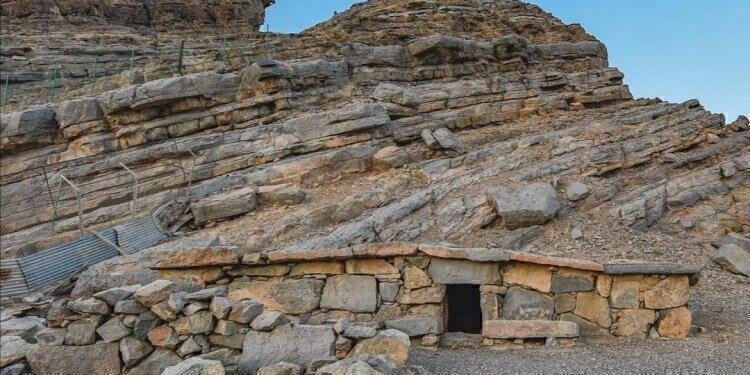 La spettacolare strada sterrata che si snoda tra le vette rocciose del Jebel Harim, la montagna più alta del Musandam, Oman.