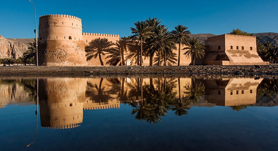 Forte di Khasab riflesso nell'acqua