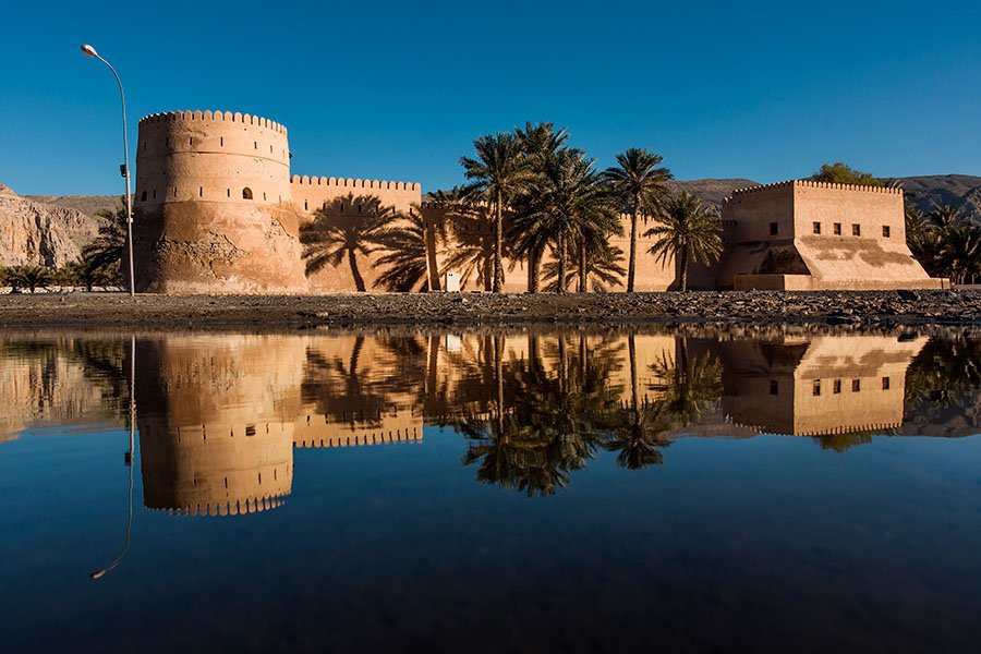 Forte di Khasab riflesso nell'acqua