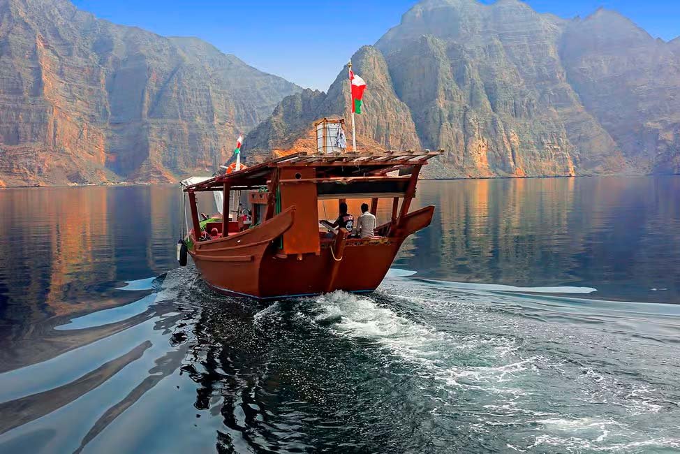 Tradizionale dhow in legno durante una crociera di mezza giornata nel fiordo di Khor Sham a Khasab, nella penisola del Musandam, Oman.