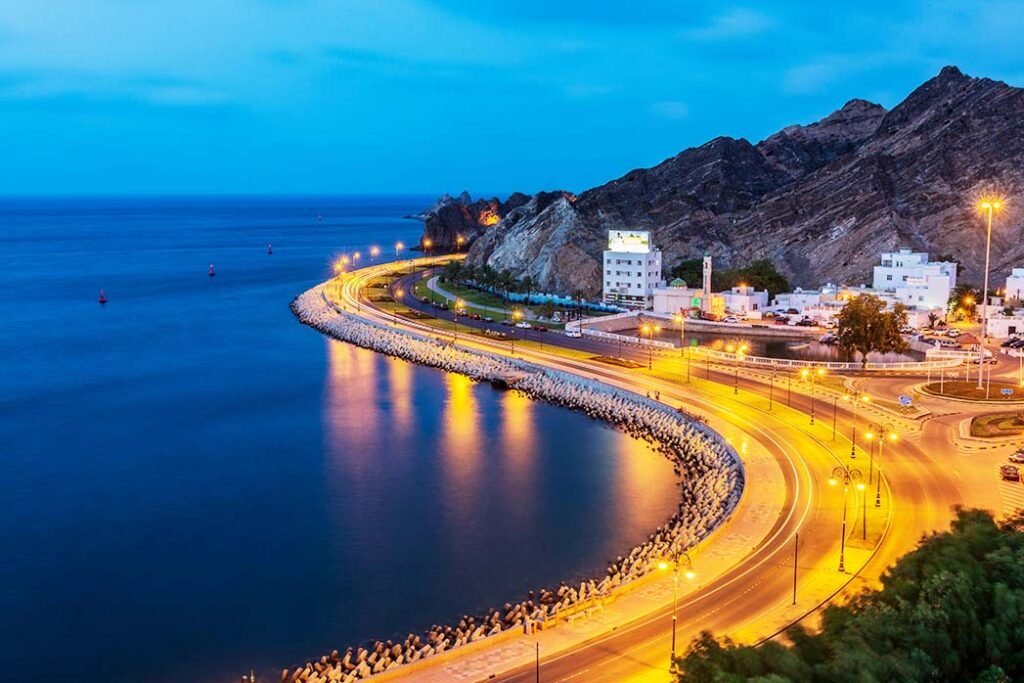 Il suggestivo lungomare della Mutrah Corniche a Mascate, Oman, tra montagne e cupole storiche