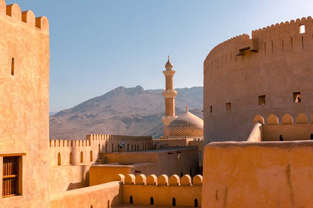 La maestosa torre circolare del Forte di Nizwa, storica attrazione in Oman