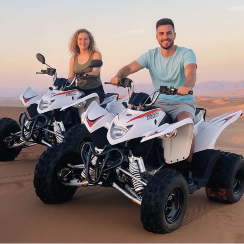 Un'avventura in quad sulle imponenti dune di sabbia dorata del deserto di Wahiba Sands, Oman
