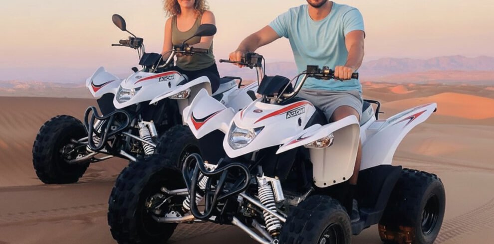 Un'avventura in quad sulle imponenti dune di sabbia dorata del deserto di Wahiba Sands, Oman