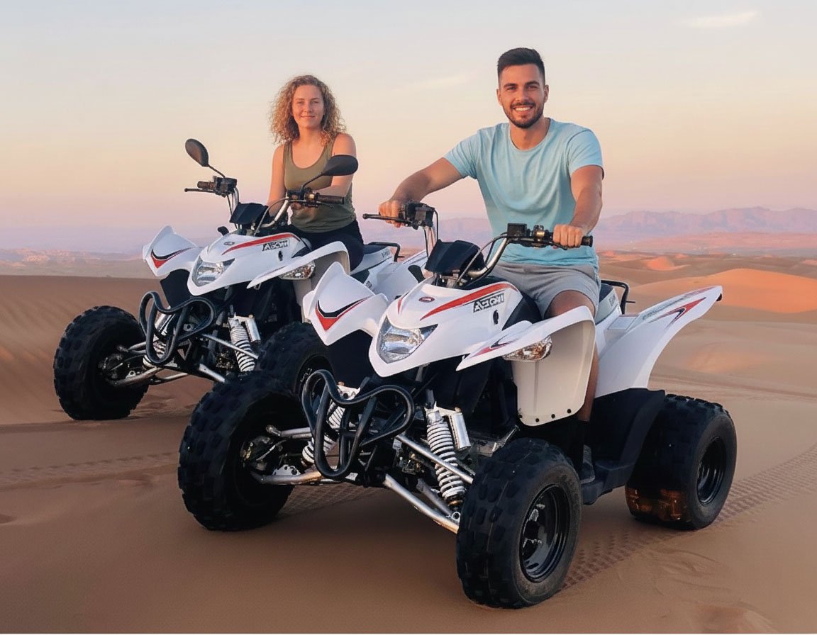 Un'avventura in quad sulle imponenti dune di sabbia dorata del deserto di Wahiba Sands, Oman