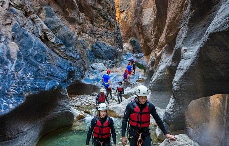Escursionisti nel canyon di Snake Gorge durante un'attività di canyoning