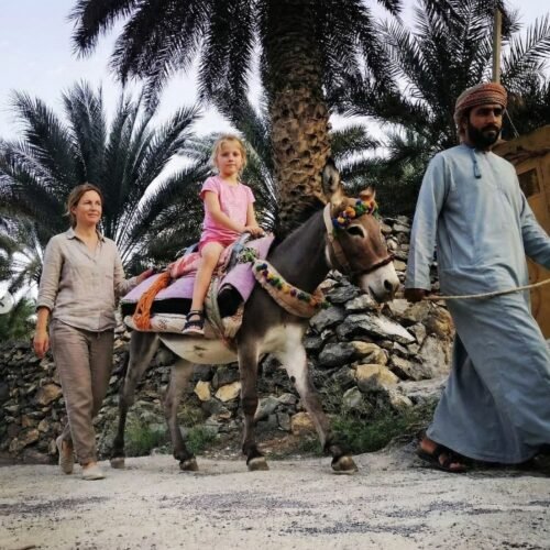 Un trekking di due giorni tra i sentieri montuosi e i canyon dell'Oman con un asino adibito al trasporto bagagli