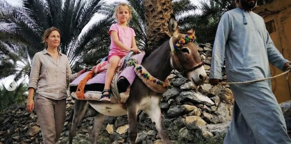 Un trekking di due giorni tra i sentieri montuosi e i canyon dell'Oman con un asino adibito al trasporto bagagli