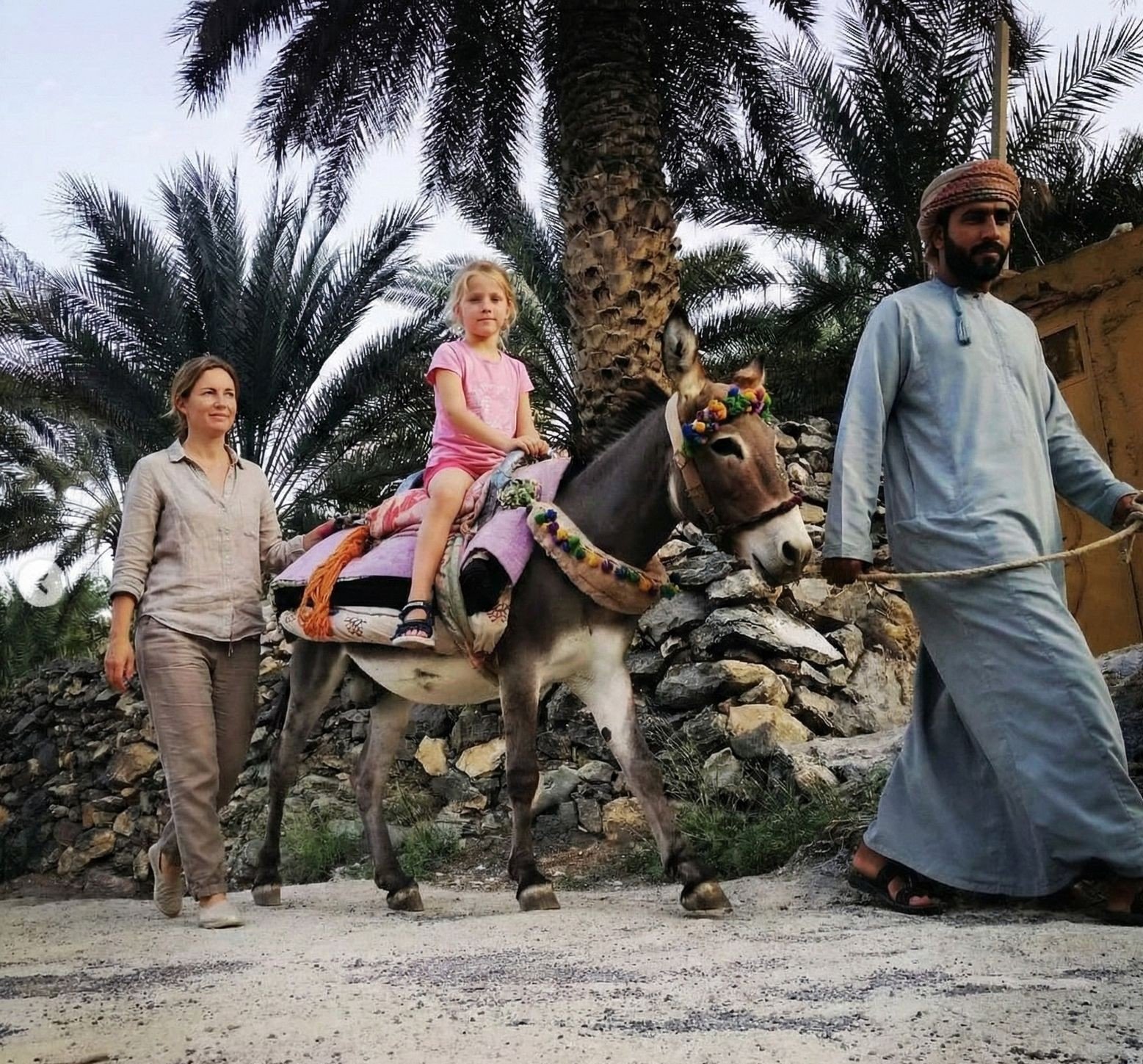 Un trekking di due giorni tra i sentieri montuosi e i canyon dell'Oman con un asino adibito al trasporto bagagli
