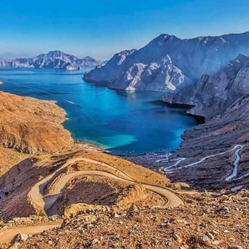 Vista panoramica aerea sul braccio di mare e sui fiordi del Musandam dalla strada panoramica di montagna verso il Jebel Harim, Oman.