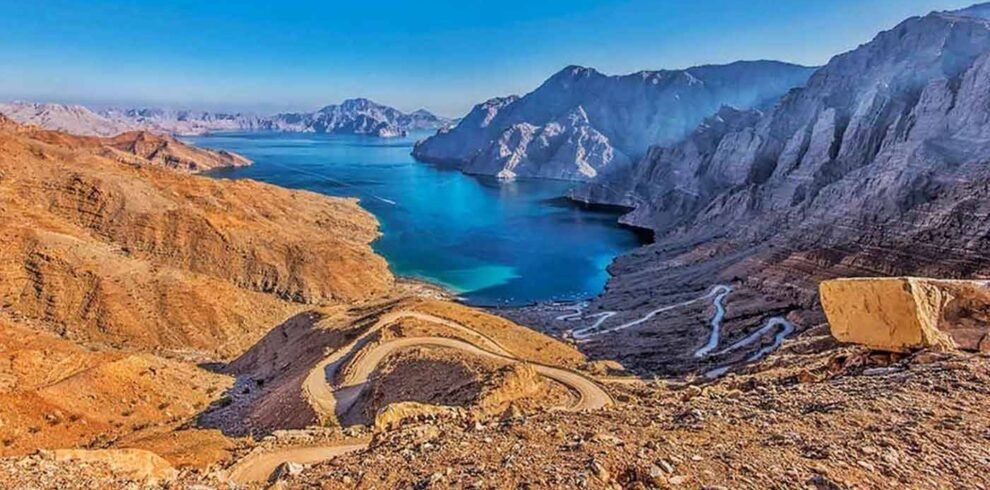 Vista panoramica aerea sul braccio di mare e sui fiordi del Musandam dalla strada panoramica di montagna verso il Jebel Harim, Oman.