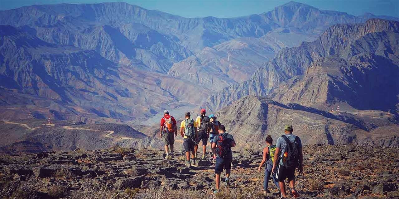 Escursionisti sui sentieri montani di Musandam