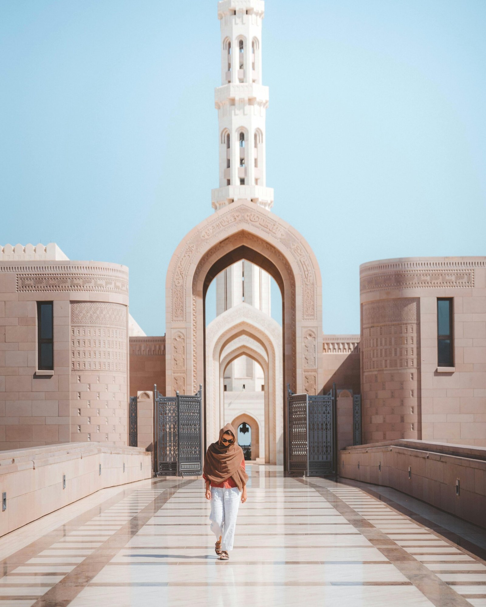 La maestosa Grande Moschea del Sultano Qaboos a Mascate, Oman