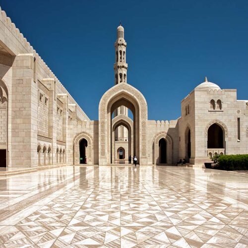 De indrukwekkende en verfijnde architectuur van de grote Sultan Qaboes-moskee in Muscat