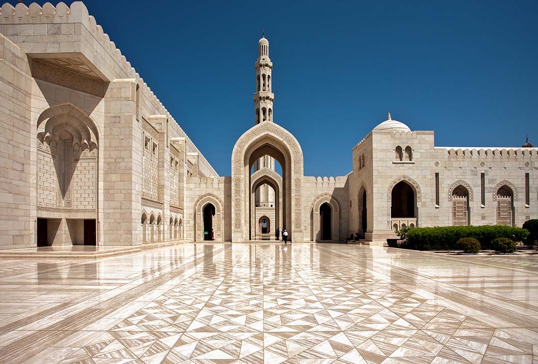 De indrukwekkende en verfijnde architectuur van de grote Sultan Qaboes-moskee in Muscat
