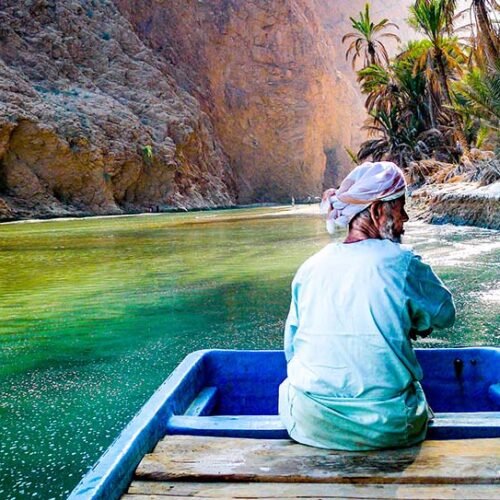 Dagtrip naar Wadi Shab vanuit Muscat: Oasewandeling & Grottenzwemmen